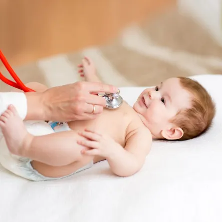 صورة لطبيب يقوم بفحص الطفل 