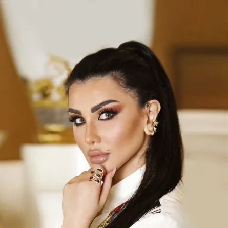 جيني اسبر بتسريحة عملية