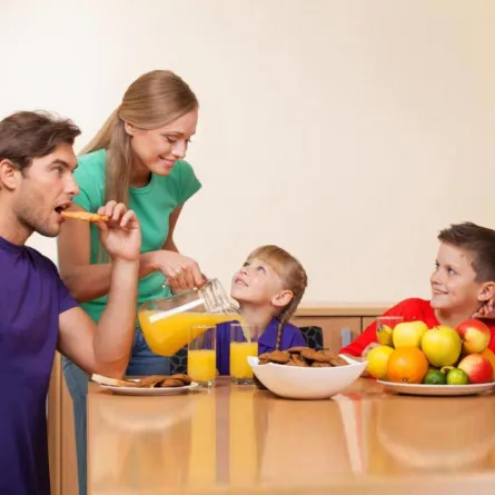 صورة للعائلة حول وجبة الفطور