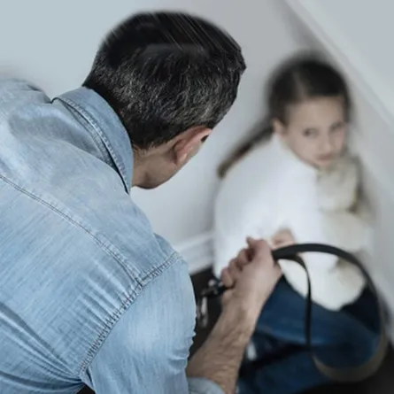 صورة لأب يعاقب طفلته بقسوة