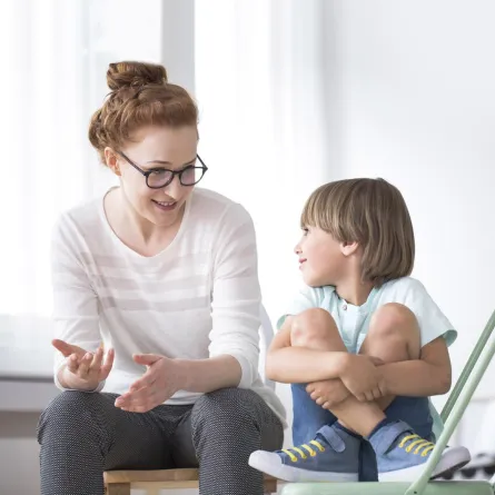 صورة لأم تتحدث مع طفلها