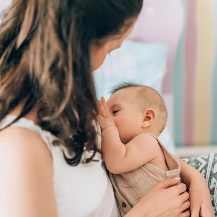 صورة لأم ترضع مولودها