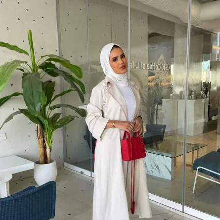 سارة الدهيم بإطلالة حيادية الألوان 