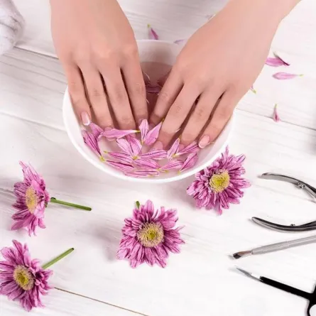 طرق تبييض الأظافر بوصفات منزلية