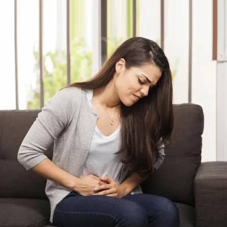 صورة لامرأة تشكو من الألم