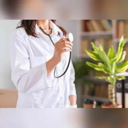 صورة لطبيبة تشخص الإصابة بجلطة الدم 