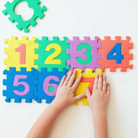 صورة لطفل ينسق الأرقام