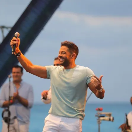 إطلالة صيفية بألوان الباستيل من محمد حماقي 