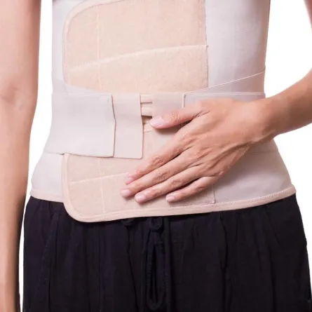 صورة لسيدة تستخدم مشد البطن