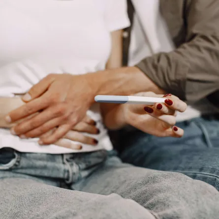 صورة زوجين سعيدين بالحمل