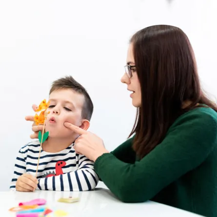 صورة لتمرين الطفل على النطق