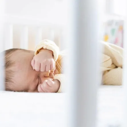 صورة مولود يحاول النوم