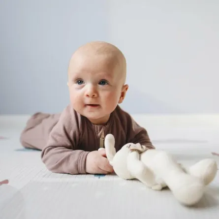 صورة لطفل رضيع ينام على بطنه