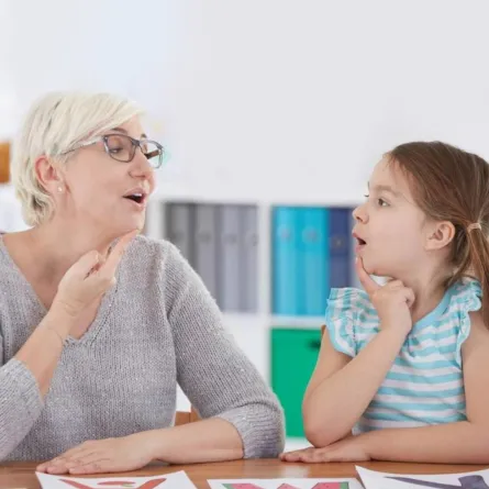  صورة لأم تنطق الحروف لطفلتها