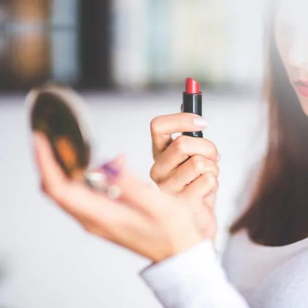 خطوات وضع أحمر الشفاه 