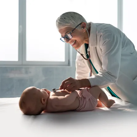 صورة لطبيب يفحص الطفل