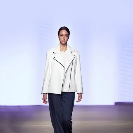 سراويل كلاسيكية للمرأة العاملة