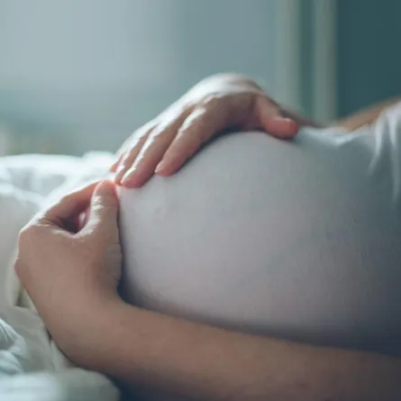 صورة لحامل مستلقية