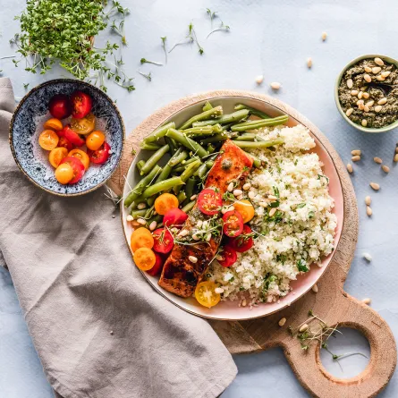 صورة لمجموعة من الأطباق الصحية 