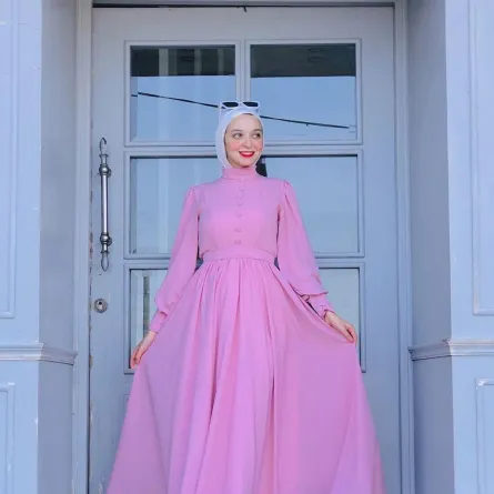 ميار محمود بفستان زهري برقبة مرتفعة -الصورة من حسابها على الانستغرام