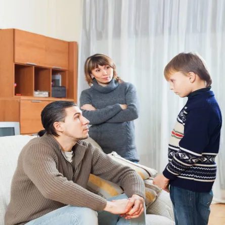 صورة لأب يتحدث مع ابنه