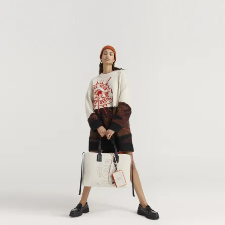 إطلالة مشرقة لحقيبة اليد البيضاء من تومي هيلفيغر Tommy Hilfiger