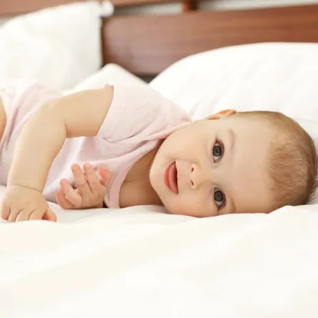 صورة لطفل يخرج لسانه 