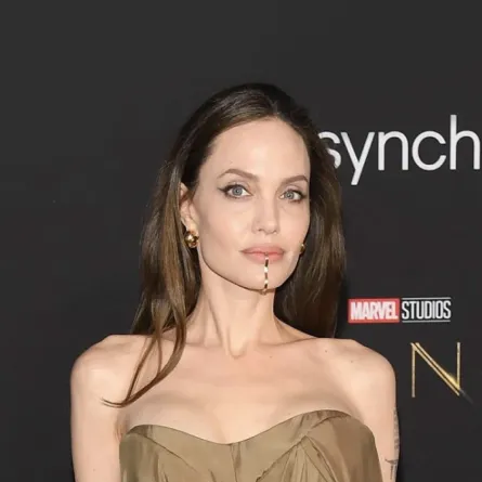 انحلينا جولي بإسوارة الشفتين والذقن hloeXHalle Chin Cuff-الصورة من موقع مجوهرات NINA BERENATO JEWELRY