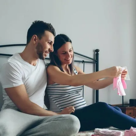 صورة لأبوين يتفقدان حاجيات المولود