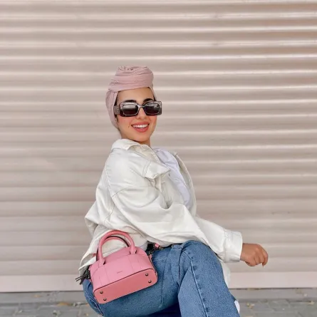 هدير عاطف بوشاح التوربان الزهري -الصورة من حسابها على الانستغرام