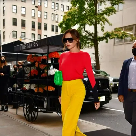 فكتوريا بيكهام ترتدي الوان قوية