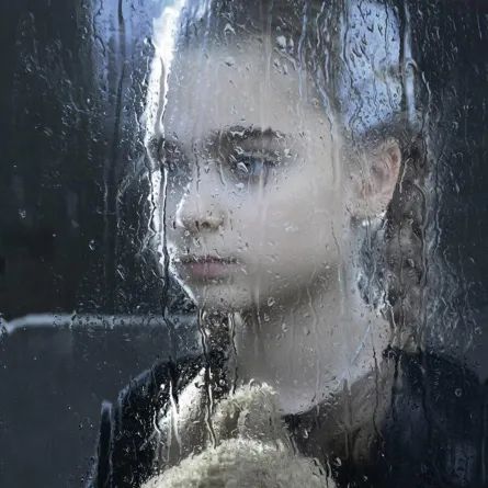 صورة لطفلة تعاني مشكلة نفسية