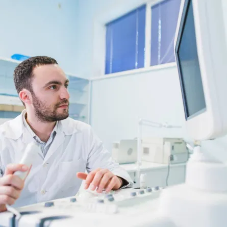 صورة للفني يشرف على تصوير الجنين