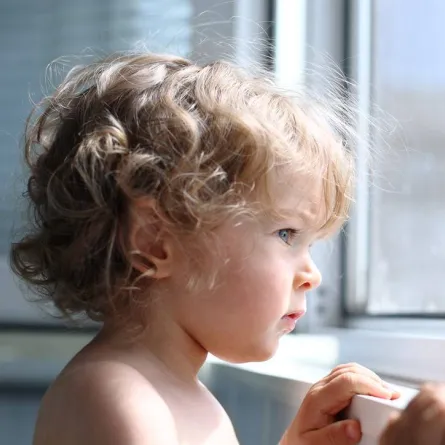 صورة لطفل يفكر