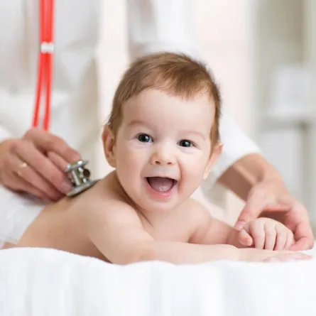 صورة لطفل وطبيبة تكشف عليه