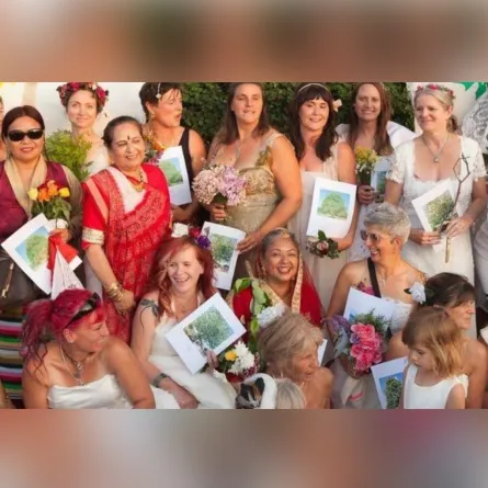 سيدات يرتدين ملابس بيضاء ويحملن صور أشجار