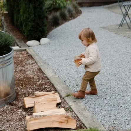 صورة لطفلة تساعد في تنظيم الحديقة