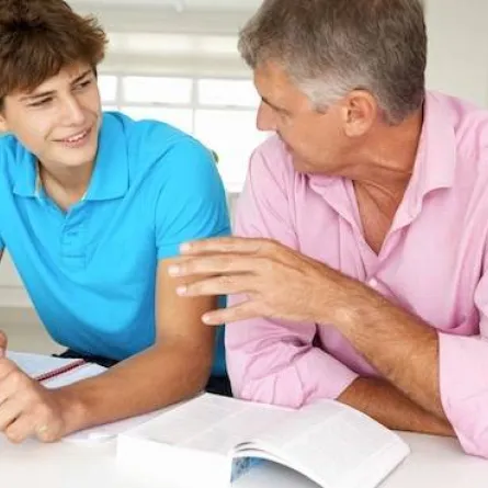 صورة لأب وابنه يتناقشان 