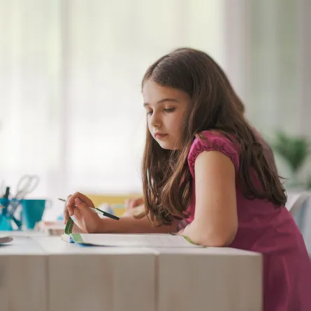 كيف تجعلين طفلك يحب ويستمتع بالمذاكرة؟