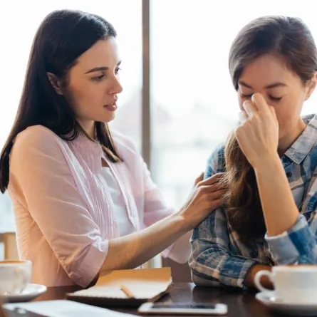 إتيكيت التعامل مع الشخص الحزين في نقاط