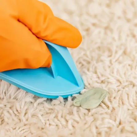  طرق فعالة لإزالة العلكة الملتصقة بالسجاد