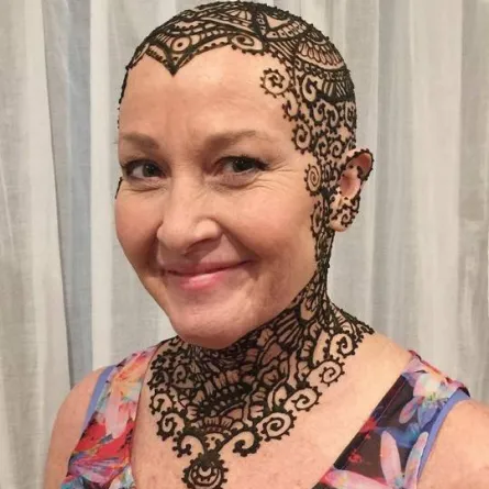 سيدة ترسم تاجاً من الحناء على رأسها ورقبتها بعدما فقدت شعرها بسبب مرض السرطان - الصورة من إنستجرام لين هيثرنجتون