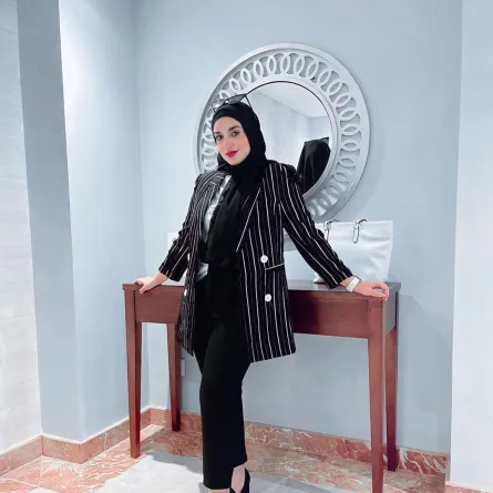 نادية الخولي بتنسيق البليزر المخطط