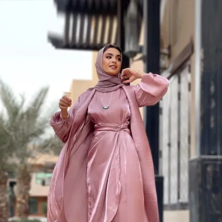 رؤى الموالي بعباية وردية