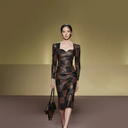 فستان سهرة طويل باللون البني 