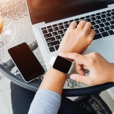 هواتف وساعات أبل