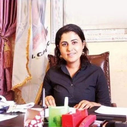 سيدة عمدة مدينة تقوم بعملها