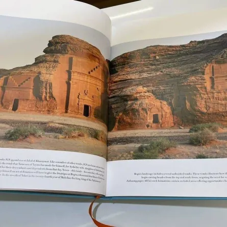 يتمحور موضوع الكتاب حول الرحلة الخالدة المليئة بالألغاز القديمة وعجائب العلا 