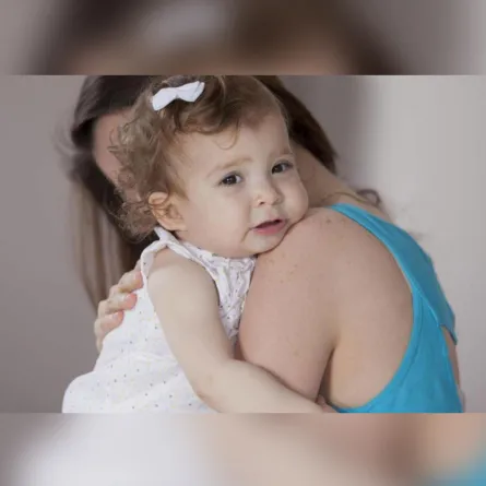 صورة لأم تحمل ابنتها