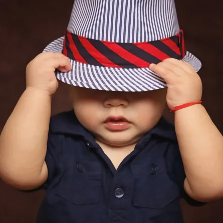 صورة طفل يضع القبعة